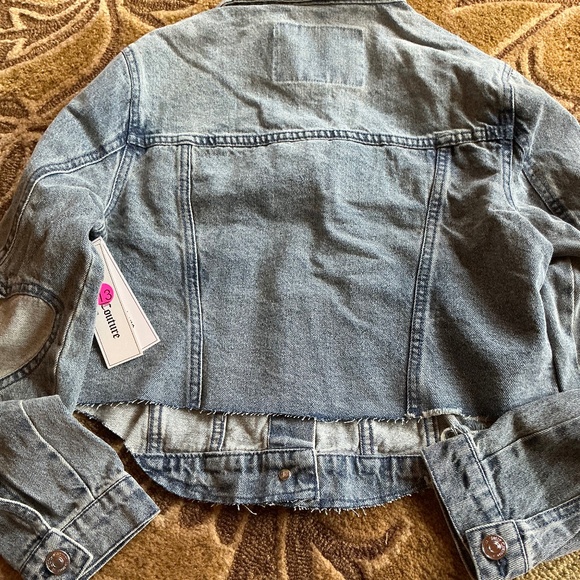 Juicy Couture Cropped Heart Patch Elbow Light Wash Denim Jacket in sz XS NWT - Picture 3 of 8